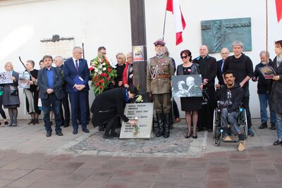 Zebrani przeszli na pl. O. Adama Studzińskiego pod Wawel, gdzie m.in. odczytano nazwiska ofiar katastrofy. Fot. Żaneta Wierzgacz (IPN)