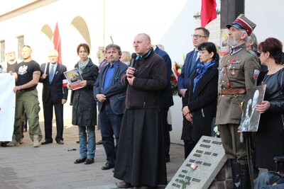 Zebrani przeszli na pl. O. Adama Studzińskiego pod Wawel, gdzie m.in. odczytano nazwiska ofiar katastrofy. Fot. Żaneta Wierzgacz (IPN)