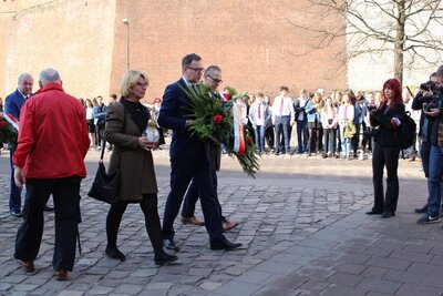 Prezes IPN złożył kwiaty pod Krzyżem Katyńskim. Fot. Żaneta Wierzgacz (IPN)