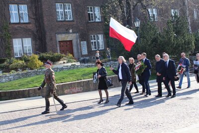 Po apelu uczestnicy przeszli do grobu pary prezydenckiej Lecha i Marii Kaczyńskich w krypcie wawelskiej. Fot. Żaneta Wierzgacz (IPN)