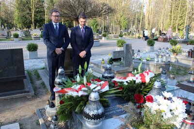 Złożenie kwiatów na grobie śp. Janusza Kurtyki na Cmentarzu Rakowickim w Krakowie. Fot. Janusz Ślęzak (IPN)