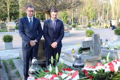 Złożenie kwiatów na grobie śp. Janusza Kurtyki na Cmentarzu Rakowickim w Krakowie. Fot. Janusz Ślęzak (IPN)