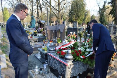 Złożenie kwiatów na grobie śp. Janusza Kurtyki na Cmentarzu Rakowickim w Krakowie. Fot. Janusz Ślęzak (IPN)