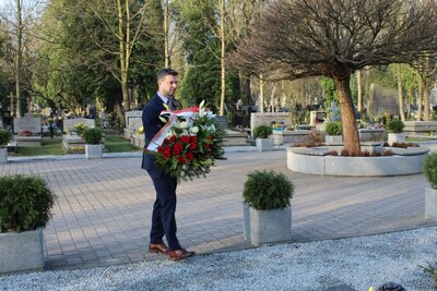 Złożenie kwiatów na grobie śp. Janusza Kurtyki na Cmentarzu Rakowickim w Krakowie. Fot. Janusz Ślęzak (IPN)