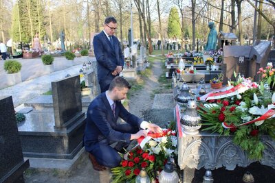 Złożenie kwiatów na grobie śp. Janusza Kurtyki na Cmentarzu Rakowickim w Krakowie. Fot. Janusz Ślęzak (IPN)