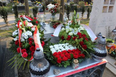 Złożenie kwiatów na grobie śp. Janusza Kurtyki na Cmentarzu Rakowickim w Krakowie. Fot. Janusz Ślęzak (IPN)