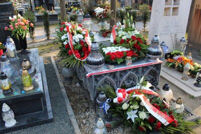 Złożenie kwiatów na grobie śp. Janusza Kurtyki na Cmentarzu Rakowickim w Krakowie. Fot. Janusz Ślęzak (IPN)