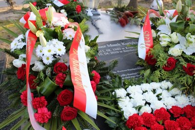 Złożenie kwiatów na grobie śp. Janusza Kurtyki na Cmentarzu Rakowickim w Krakowie. Fot. Janusz Ślęzak (IPN)