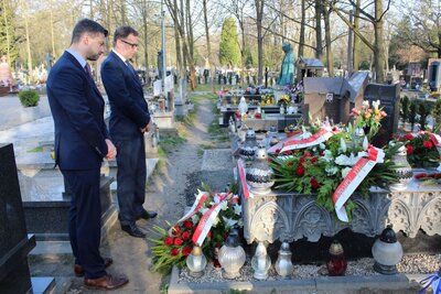Złożenie kwiatów na grobie śp. Janusza Kurtyki na Cmentarzu Rakowickim w Krakowie. Fot. Janusz Ślęzak (IPN)