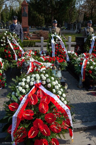 Złożenie kwiatów na grobie ś.p. Janusza Krupskiego na Powązkach Wojskowych  w Warszawie. Fot. Marcin Jurkiewicz
