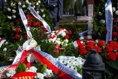 Złożenie kwiatów na grobie ś.p. Janusza Krupskiego na Powązkach Wojskowych  w Warszawie. Fot. Marcin Jurkiewicz