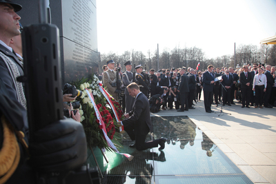 Odsłonięcie pomnika ku czci ofiar katastrofy smoleńskiej – 10 kwietnia 2018. Fot. Piotr Życieński (IPN)