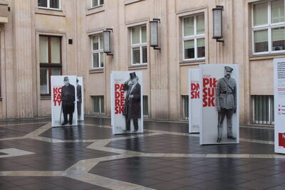 Wystawa IPN „Ojcowie Niepodległości” na dziedzińcu MEN. Fot. MEN