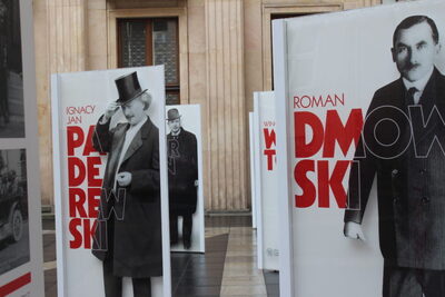 Wystawa IPN „Ojcowie Niepodległości” na dziedzińcu MEN. Fot. MEN