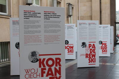 Wystawa IPN „Ojcowie Niepodległości” na dziedzińcu MEN. Fot. MEN