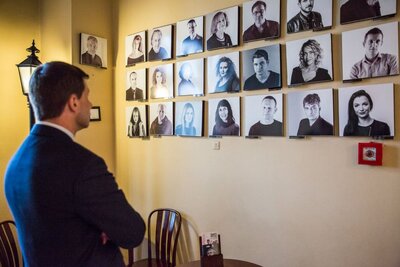 Przed spektaklem „Popiełuszko” w Teatrze Nowym w Zabrzu – 17 kwietnia 2018. Fot. Sławek Kasper (IPN)