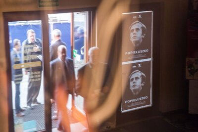 Przed spektaklem „Popiełuszko” w Teatrze Nowym w Zabrzu – 17 kwietnia 2018. Fot. Sławek Kasper (IPN)