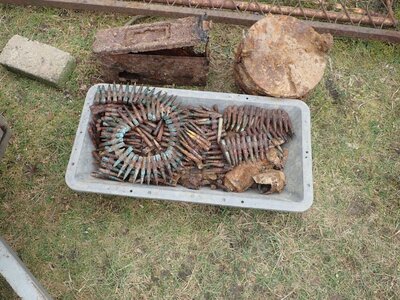 Kamionka (woj. opolskie) – elementy oporządzenia i amunicja odnalezione przy poległym czerwonoarmiście. Fot. Piotr Kędziora-Babiński BUW IPN