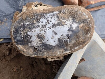 Żerczyce (woj. podlaskie) – element oporządzenia odnaleziony przy szczątkach żołnierza Armii Czerwonej. Fot. Piotr Kędziora-Babiński BUW IPN