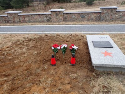 Żerczyce (woj. podlaskie) – mogiła odnalezionego pod Żerczycami i pochowanego na cmentarzu żołnierzy Armii Radzieckiej w Bartoszach k. Ełku żołnierza Armii Czerwonej. Fot. Piotr Kędziora-Babiński BUW IPN