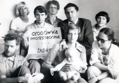 Głodówka protestacyjna WZZ w obronie Błażeja Wyszkowskiego. U góry od lewej: Barbara Wyszkowska, Bogdan Borusewicz, Krzysztof Wyszkowski, Kazimierz Szołoch, N.N. U dołu: Andrzej Gwiazda, Magdalena Wyszkowska (żona Błażeja) z synem Łukaszem, Joanna Duda-Gwiazda, 2 czerwca 1978 r. Fot. ze zbiorów K. Wyszkowskiego