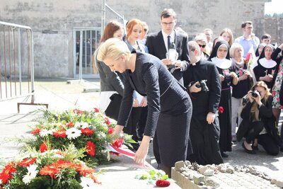 Uroczystości 73. rocznicy oswobodzenia obozu koncentracyjnego dla kobiet w Ravensbrȕck