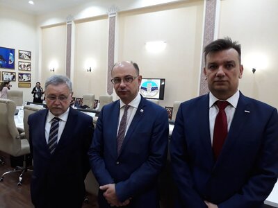 Konferencja na Kazachskim Uniwersytecie Narodowym, poświęcona 100. rocznicy odzyskania Niepodległości. Od lewej: Selim Chazbijewicz (Ambasador RP w Astanie), Mateusz Szpytma (wiceprezes IPN), Radosław Gruk (Konsul Generalny RP w Ałmaty). Fot. Katarzyna Ratajczak-Sowa (IPN)