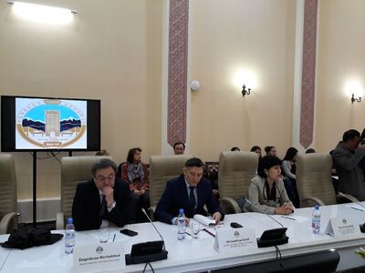 Konferencja na Kazachskim Uniwersytecie Narodowym, poświęcona 100. rocznicy odzyskania Niepodległości. Od lewej Muchammed Żalgiendinow (asystent dyrektora Archiwum Prezydenta Kazachstanu) i Kairat Alimgazinow (zastępca dyrektora Archiwum Prezydenta Kazachstanu). Fot. Katarzyna Ratajczak-Sowa (IPN)