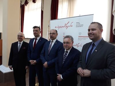 Od prawej: Karol Nawrocki (dyrektor Muzeum II wojny światowej), Selim Chazbijewicz, (Ambasador RP w Astanie), Mateusz Szpytma (wiceprezes IPN), Radosław Gruk (Konsul Generalny RP w Ałmaty) i Jan Sroka (UdSKiOR). Fot. Katarzyna Ratajczak-Sowa (IPN)