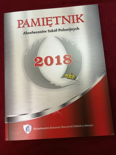 Pracownicy IPN otrzymali egzemplarz „Pamiętnika Absolwentów Szkół Polonijnych 2018” – Chicago, 25 kwietnia 2018