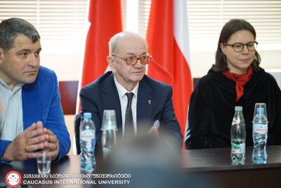 Wykłady dyrektora Biura Badań Historycznych IPN prof. Włodzimierza Sulei na Uniwersytecie Kaukaskim w Tbilisi (źródło: fb Uniwersytetu Kaukaskiego w Tbilisi)
