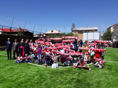 Otwarcie boiska piłkarskiego w Kapszagaju. Fot. Katarzyna Ratajczak-Sowa (IPN)
