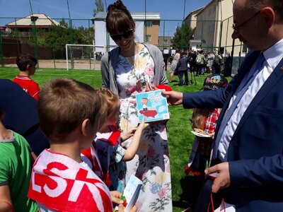 Otwarcie boiska piłkarskiego w Kapszagaju. Fot. Katarzyna Ratajczak-Sowa (IPN)