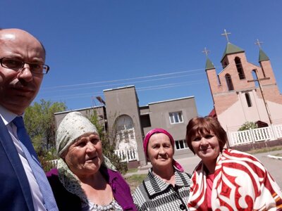 Wiceprezes IPN Mateusz Szpytma z Polkami przed kościołem w Kapszagaju. Fot. Katarzyna Ratajczak-Sowa (IPN)