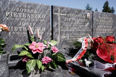 Przy grobie Stanisława Pietraszki. Fot. Sławomir Kasper (IPN)