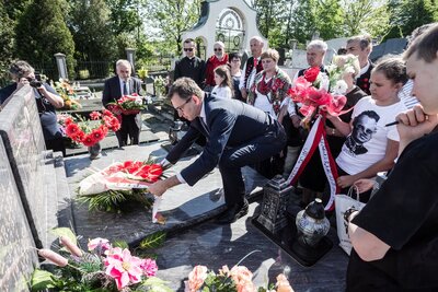 Przy grobie Stanisława Pietraszki. Fot. Sławomir Kasper (IPN)