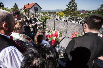 Przy grobie Stanisława Pietraszki. Fot. Sławomir Kasper (IPN)