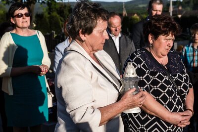 Przy grobie Stanisława Pyjasa w Gilowicach. Fot. Sławomir Kasper (IPN)