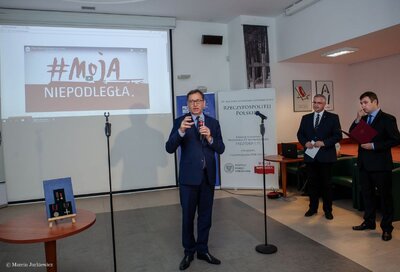 Konferencja IPN „Biało-czerwony szlak »Moja Niepodległa«” w Warszawie – 21 maja 2018. Od lewej: dr Jarosław Szarek, dr Waldemar Brenda, Adam Przegaliński. Fot. Marcin Jurkiewicz (IPN)