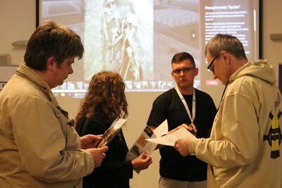 Co pół godziny odbywały się prezentacje aplikacji umożliwiającej wirtualny spacer po Kwaterze Ł na warszawskich Powązkach
