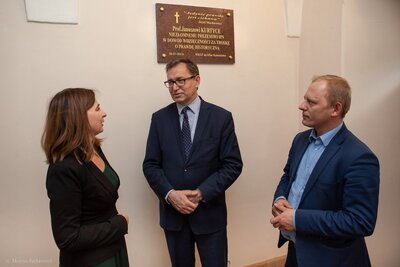 Prezes IPN Jarosław Szarek w kościele św. Piotra z Alkantary i św. Antoniego z Padwy w Węgrowie. Fot. Marcin Jurkiewicz (IPN)