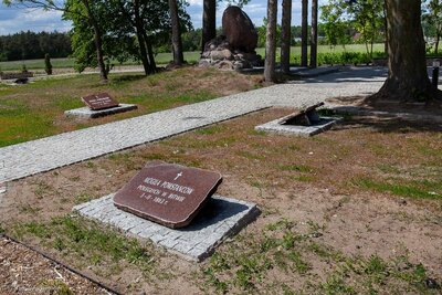 Przed pomnikiem Powstańców Styczniowych w Węgrowie Fot. Marcin Jurkiewicz (IPN)