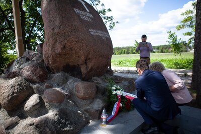 Prezes IPN Jarosław Szarek przed pomnikiem Powstańców Styczniowych w Węgrowie Fot. Marcin Jurkiewicz (IPN)