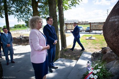 Prezes IPN Jarosław Szarek przed pomnikiem Powstańców Styczniowych w Węgrowie Fot. Marcin Jurkiewicz (IPN)