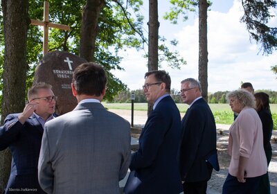 Prezes IPN Jarosław Szarek przed pomnikiem Powstańców Styczniowych w Węgrowie Fot. Marcin Jurkiewicz (IPN)