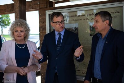 Prezes IPN Jarosław Szarek przed pomnikiem Powstańców Styczniowych w Węgrowie Fot. Marcin Jurkiewicz (IPN)