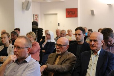 „Od niepodległości do niepodległości” to cykl dyskusji z udziałem zaproszonych historyków i publicystów poświęcony różnym aspektom odzyskania przez Polskę niepodległości w 1918