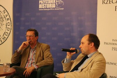 Spotkania prowadzi prof. dr hab. Jan Żaryn – historyk, wykładowca UKSW, senator RP