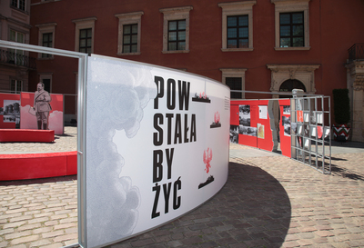 Wystawa plenerowa „Powstała, by żyć” na Dziedzińcu Wielkim Zamku Królewskiego w Warszawie. Fot. Piotr Życieński (IPN)