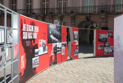 Wystawa plenerowa „Powstała, by żyć” na Dziedzińcu Wielkim Zamku Królewskiego w Warszawie. Fot. Piotr Życieński (IPN)